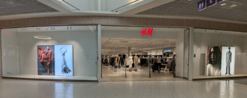 Bild på butiksfront för H & M butik på Handelsplats Center Syd Löddeköpinge.