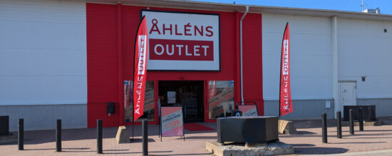 Bild på butiksfront för Åhlens Outlet butik på Handelsplats Center Syd Löddeköpinge.